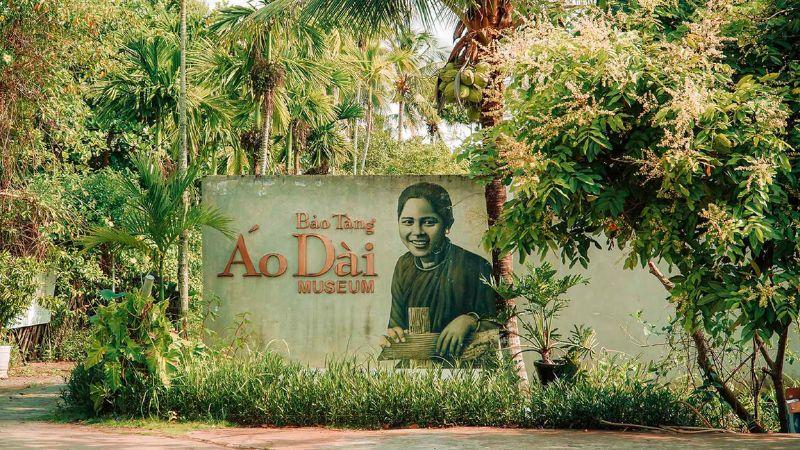 Tranh vẽ người phụ nữ Việt Nam mặc áo dài lụa truyền thống bên khung cửa sổ cổ kính