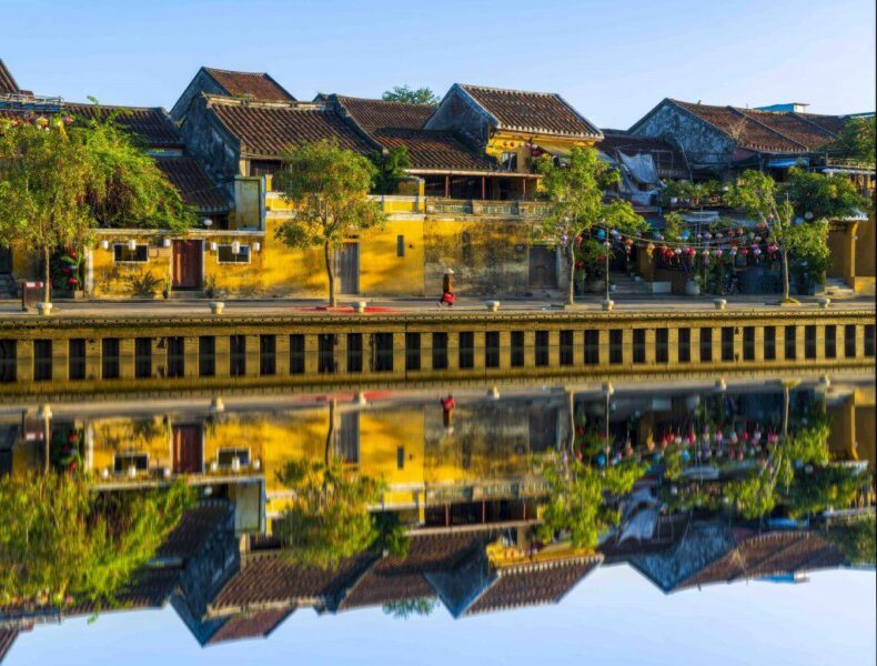 Vẻ Đẹp Tranh Vẽ Phố Cổ Hội An Đơn Giản Tranh vẽ phố cổ Hội An đơn giản với những mái ngói rêu phong và tường vàng đặc trưng
