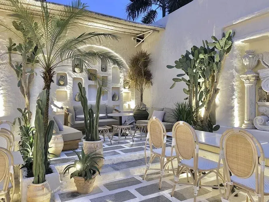 tranh vẽ quán cà phê màu nước ấm cúng với ánh đèn vàng và khách ngồi thư giãn