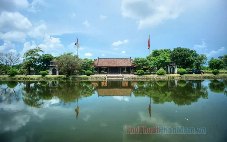 Tranh vẽ về quê hương: Nét đẹp bình dị chạm đến trái tim Tranh vẽ về quê hương với cảnh làng quê Việt Nam thanh bình và mộc mạc