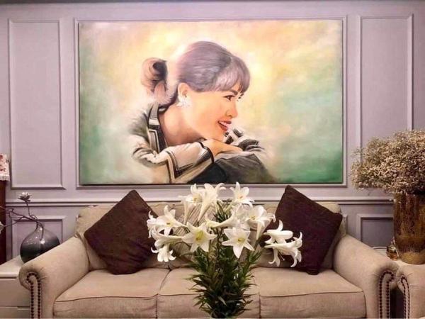 Bức tranh vẽ Tết và mùa xuân bằng chất liệu sơn dầu với màu sắc rực rỡ và chi tiết tinh xảo