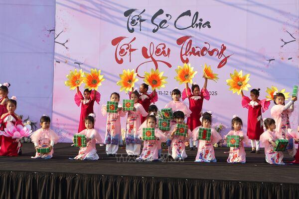 Tranh vẽ tình nguyện viên phát quà cho trẻ em khó khăn, thể hiện sự ấm áp cộng đồng