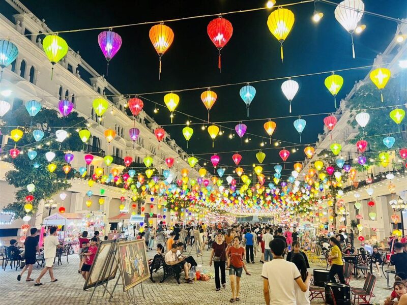 Khám Phá Vẻ Đẹp Tranh Vẽ Trung Thu Đẹp Mê Hoặc Lòng Người Tranh vẽ Trung Thu đẹp với đèn lồng màu sắc rực rỡ dưới trăng vàng lung linh