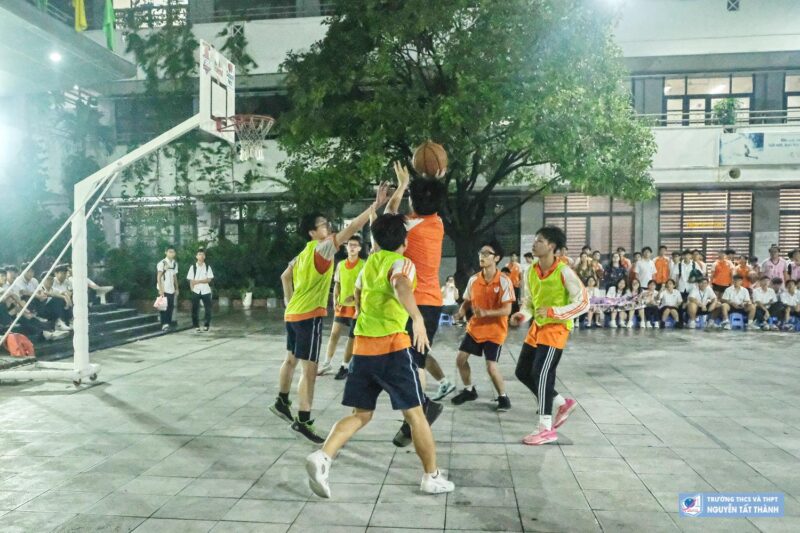 Tranh vẽ vận động viên thể hiện biểu cảm mạnh mẽ và tinh thần thi đấu quyết liệt