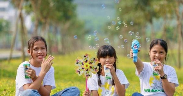 Trẻ em vui vẻ tham gia cuộc thi vẽ tranh ước mơ của em với nhiều màu sắc