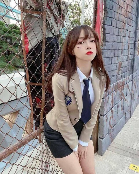 tranh vẽ anime nữ đơn giản với phụ kiện là một chiếc nơ nhỏ trên tóc