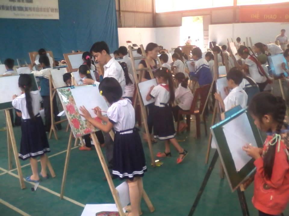 Bức tranh vẽ về cuộc sống quanh em với hình ảnh trẻ thơ hồn nhiên vui đùa