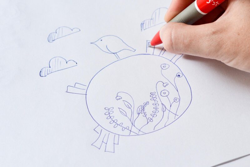 Bản phác thảo hình khối cơ bản khi bắt đầu vẽ cách điệu một chú mèo ngộ nghĩnh