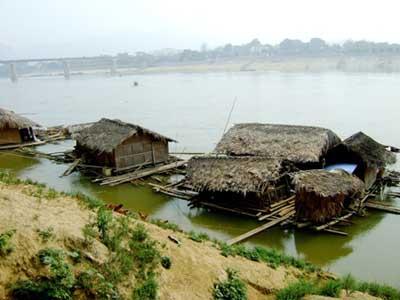 Tranh phong cảnh làng quê dễ vẽ với hình ảnh mái nhà tranh và lũy tre xanh buổi sớm mai