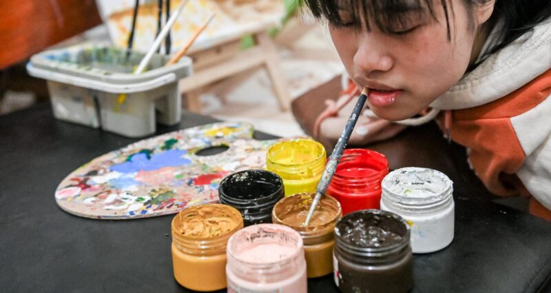 Tranh vẽ chân dung em bé họa sĩ nhí với cọ vẽ và bảng màu ước mơ trở thành họa sĩ