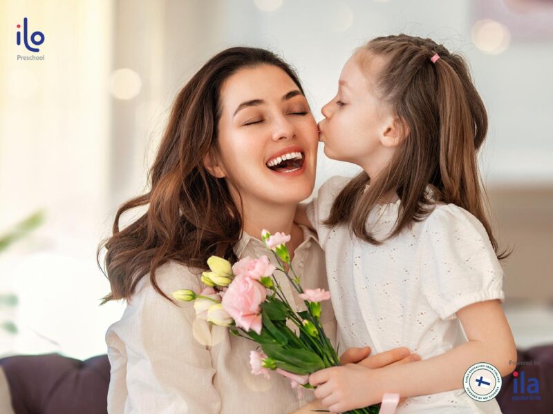 Bức tranh vẽ chân dung mẹ hiền ngày 8 tháng 3 đầy cảm xúc