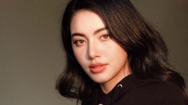 Vẽ chi tiết đôi mắt sắc sảo, đôi tai nhọn và phần mõm đặc trưng của mặt nạ hồ ly