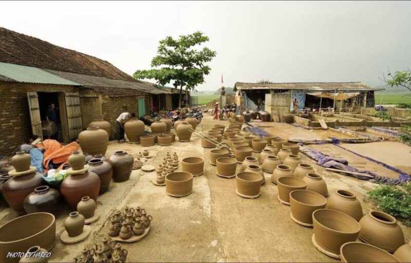 Tranh vẽ làng nghề truyền thống cận cảnh bàn tay khéo léo của nghệ nhân đang làm gốm tại lò gốm Bát Tràng