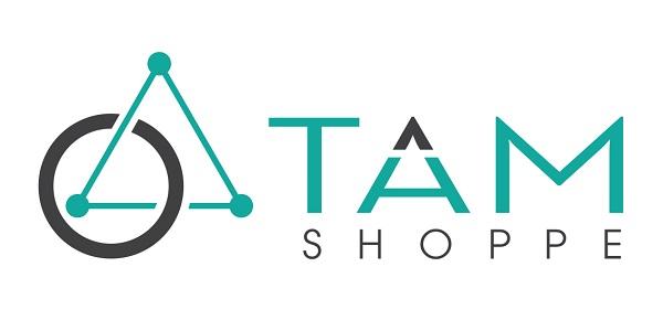 Bức tranh vẽ hoa huệ tây cắm trong bình gốm cổ điển đặt trên bàn gỗ