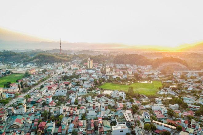 Tranh vẽ Bác Hồ đi công tác vượt qua khó khăn giữa núi rừng Việt Bắc hùng vĩ