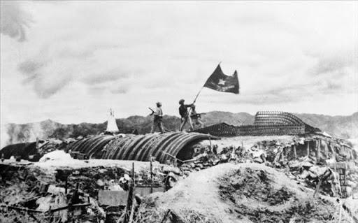 Khám Phá Nét Đẹp Trong Vẽ Tranh Chủ Đề Bộ Đội Vẽ tranh chủ đề bộ đội Việt Nam anh hùng dũng cảm trong chiến đấu bảo vệ tổ quốc