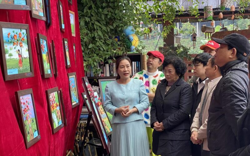 Vẽ Tranh Chủ Đề Chú Bộ Đội: Niềm Tự Hào Dân Tộc Vẽ tranh chủ đề chú bộ đội gần gũi với thiên nhiên và trẻ em Việt Nam