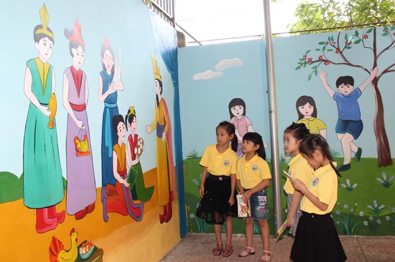 Ý tưởng vẽ tranh đề tài trường em với hình ảnh học sinh vui chơi dưới sân trường rợp bóng cây