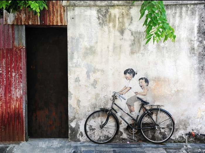 Khám Phá Sức Hút Của Vẽ Tranh Đường Phố Graffiti Bức tranh tường graffiti cổ điển thể hiện lịch sử phát triển của nghệ thuật vẽ tranh đường phố graffiti từ những ngày đầu
