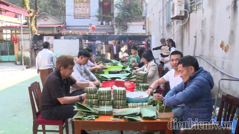 **Vẽ Tranh Đề Tài Gia Đình Ngày Tết** Đong Đầy Yêu Thương Tranh vẽ gia đình cùng nhau gói bánh chưng ngày Tết ấm cúng và sum vầy