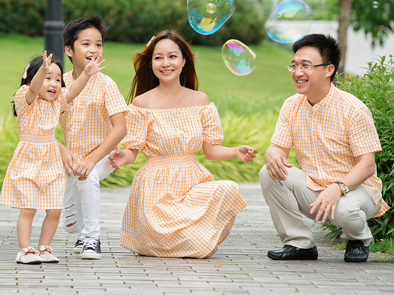 Bức tranh vẽ gia đình hạnh phúc quây quần bên mâm cơm chiều đầm ấm và vui vẻ