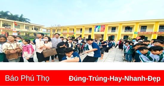 Tranh vẽ học sinh vui chơi ở sân trường với các trò chơi nhảy dây đá cầu kéo co rộn ràng