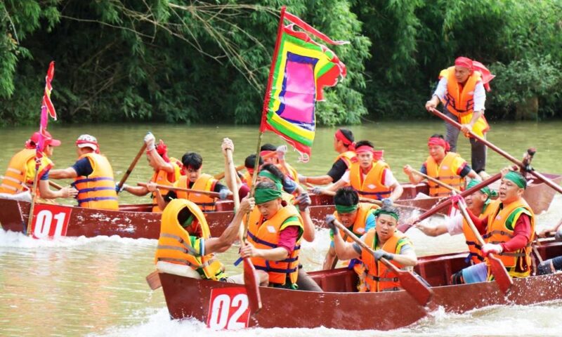 Vẻ Đẹp Lễ Hội Chọi Gà Qua Nét Vẽ Nghệ Thuật Bức tranh vẽ lễ hội chọi gà dân gian với không khí sôi động và màu sắc rực rỡ của các chiến kê