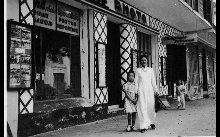 Nghệ Thuật Vẽ Tranh Lễ Hội Mùa Xuân Qua Nét Cọ Vẽ tranh chợ Tết lễ hội mùa xuân nhộn nhịp người mua kẻ bán hoa đào mai