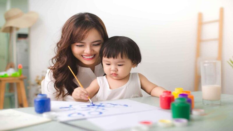 Khám phá vẻ đẹp vẽ tranh đề tài mẹ và em đầy cảm xúc Tranh vẽ mẹ và em đơn giản ấm áp bên nhau trong khung cảnh gia đình, thể hiện tình cảm mẹ con thắm thiết