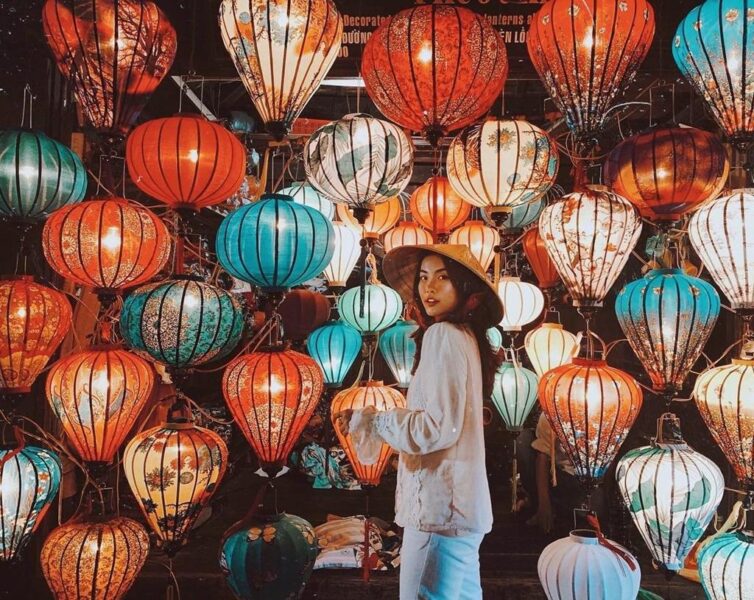 Khám Phá Thế Giới **Vẽ Tranh Ngày Hội Sắc Màu** Đầy Sáng Tạo Bức vẽ tranh ngày hội sắc màu đường phố rực rỡ với nhiều màu sắc sống động và dòng người náo nhiệt