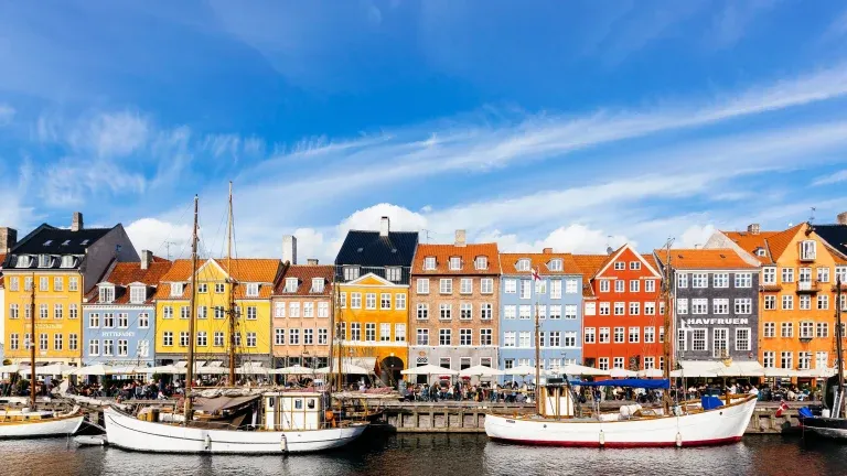 Bức tranh vẽ kênh đào Nyhavn Copenhagen Đan Mạch rực rỡ sắc màu trong mắt em