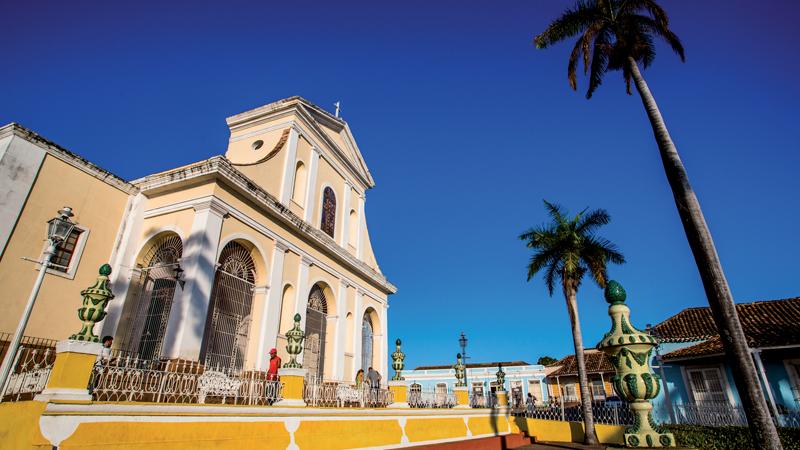 Tranh vẽ phong cảnh Cuba với những chiếc xe cổ điển đầy màu sắc và kiến trúc Havana xưa cũ