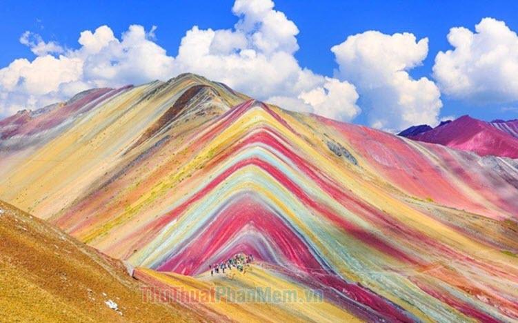 Bức tranh phong cảnh đồi núi hùng vĩ với dãy núi cao sừng sững và thung lũng xanh mướt