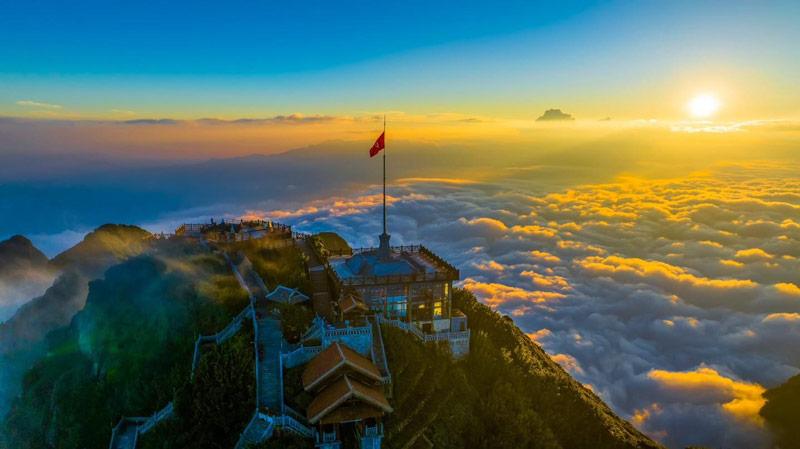 Tác phẩm vẽ tranh phong cảnh lớp 7 về hình ảnh núi đồi hùng vĩ và mây trời bao la