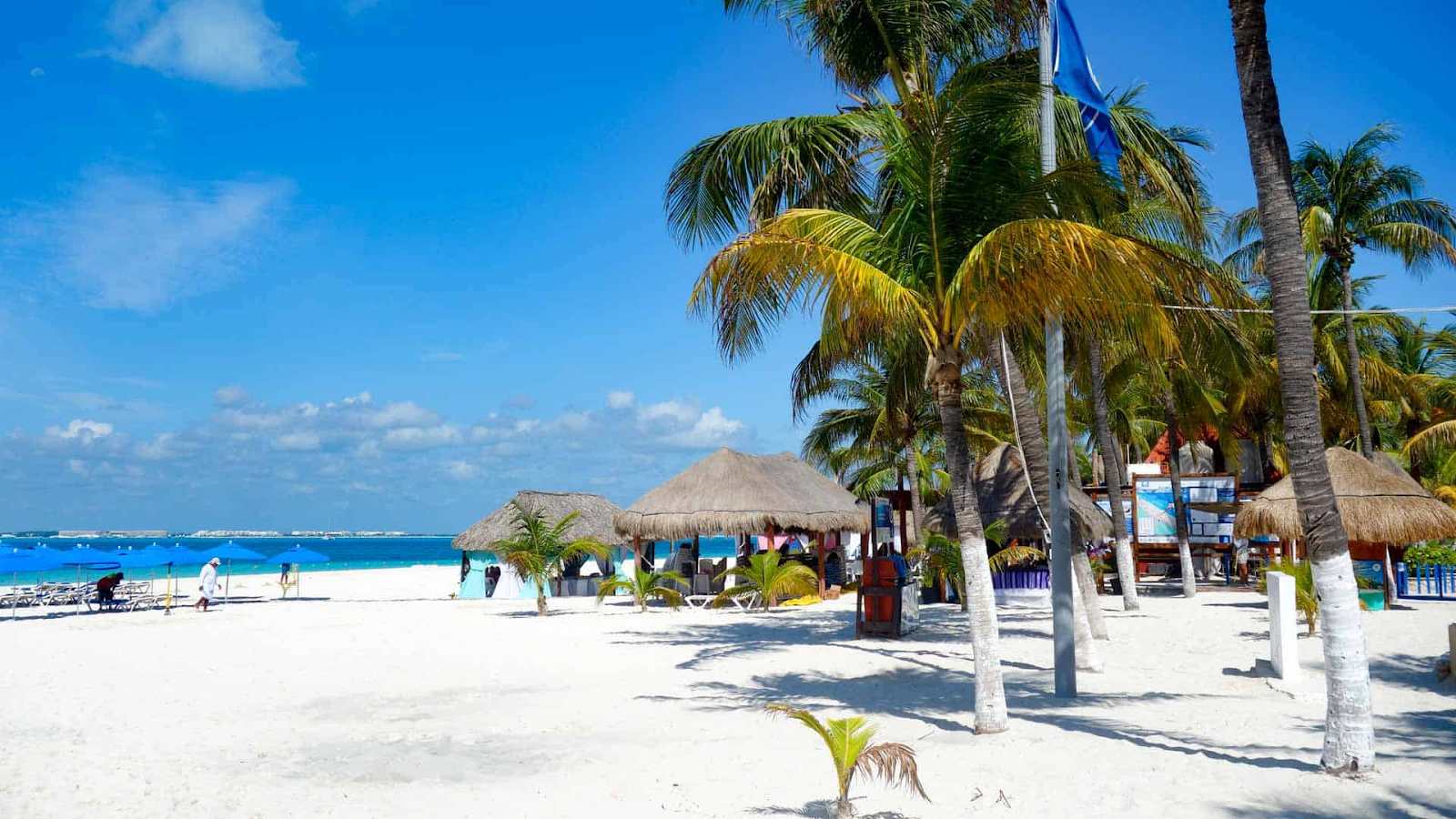 Khám Phá Vẻ Đẹp Qua Vẽ Tranh Phong Cảnh Mùa Hè Bức tranh vẽ phong cảnh mùa hè với bãi biển cát trắng mịn và nước biển xanh ngắt tạo cảm giác thư thái