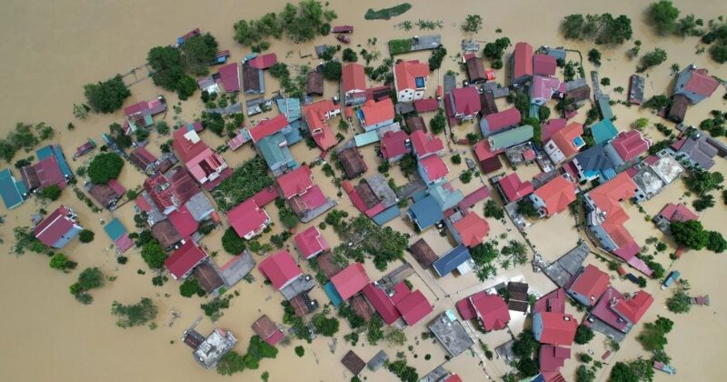 Bức tranh vẽ cảnh ngôi nhà bị ngập chìm trong nước lũ đau lòng