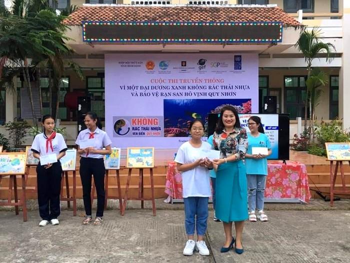 Tranh vẽ về chủ đề bảo vệ môi trường cảnh rác thải nhựa đại dương