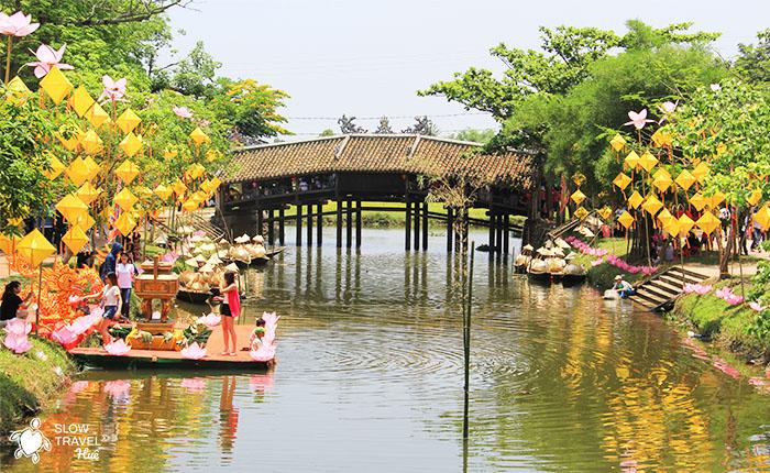 Vẽ tranh sinh hoạt đơn giản tái hiện cảnh chợ quê Việt Nam mộc mạc và bình dị