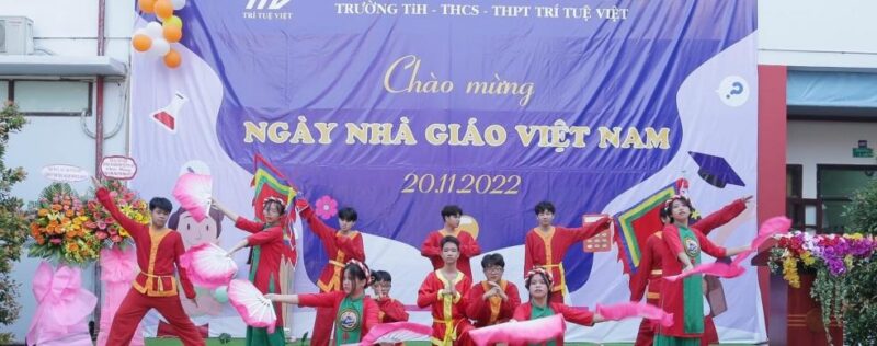 Vẽ tranh truyện cổ tích Tấm Cám cảnh Tấm khóc và Bụt hiện lên giúp đỡ bên giếng nước xưa
