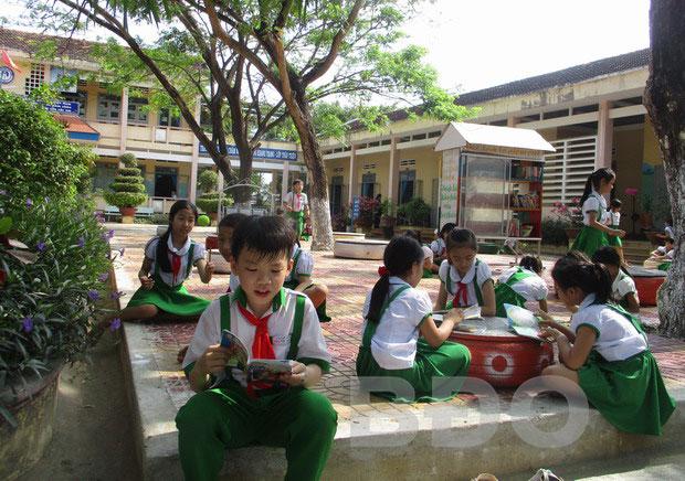 Khám Phá Ý Tưởng Vẽ Tranh Trường Học Thân Thiện Sáng Tạo Tranh vẽ trường học thân thiện với học sinh vui chơi dưới sân trường rợp bóng cây xanh mát