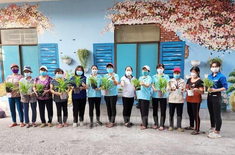 Vẽ tranh tuyên truyền bảo vệ môi trường xanh sạch với hình ảnh trẻ em chăm sóc cây xanh