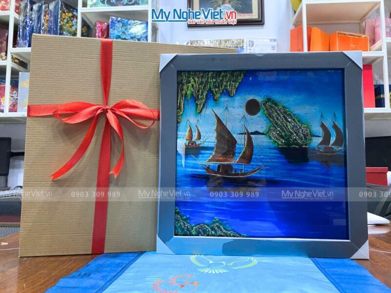 Khám Phá Vẻ Đẹp Vịnh Hạ Long Qua Nét Vẽ Nghệ Thuật Bức tranh vẽ vịnh hạ long với những núi đá vôi hùng vĩ và thuyền buồm truyền thống lướt nhẹ