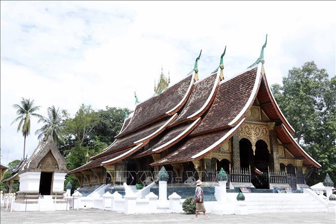 Wat Xieng Thong một trong những công trình kiến trúc nổi tiếng của Lào với mái cong đặc trưng