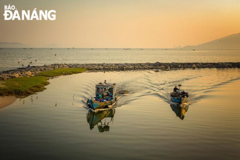 Bức tranh vẽ cảnh mọi người chung tay dọn rác làm sạch bờ biển, thể hiện hy vọng bảo vệ nguồn nước