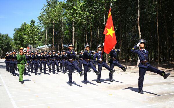 Khám Phá Nét Đẹp Hào Hùng Qua Vẽ Tranh Đề Tài Quân Đội Ý tưởng vẽ tranh đề tài quân đội cảnh bộ đội đang hăng say luyện tập trên thao trường