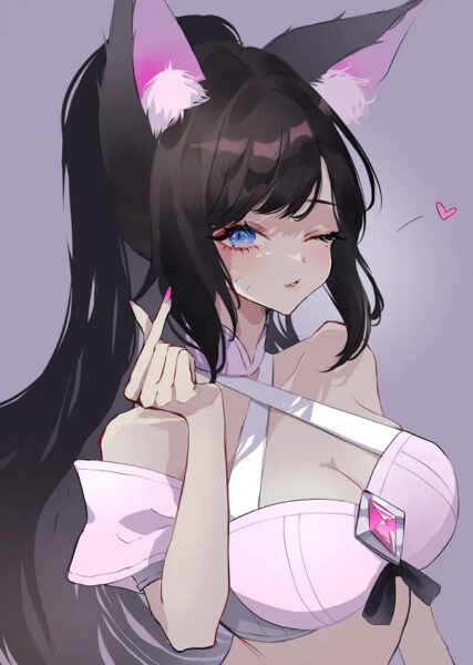 Ahri cosplay với trang phục màu đỏ và ánh mắt sắc sảo