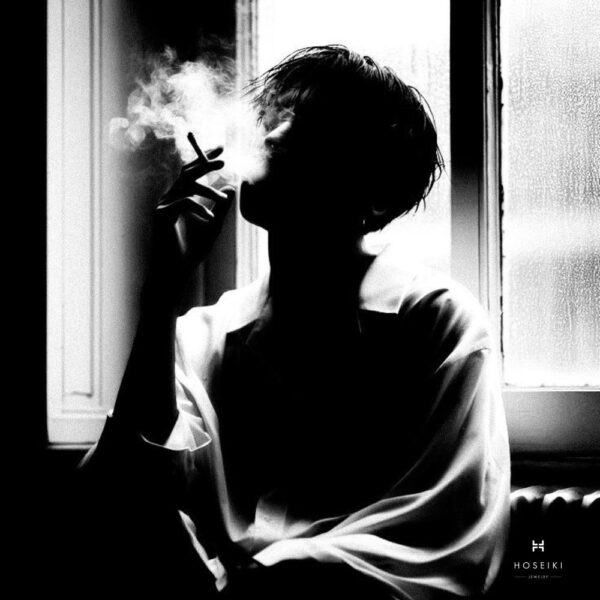 Ảnh cận cảnh gương mặt nam với ánh mắt đượm buồn, thể hiện nỗi niềm sâu kín