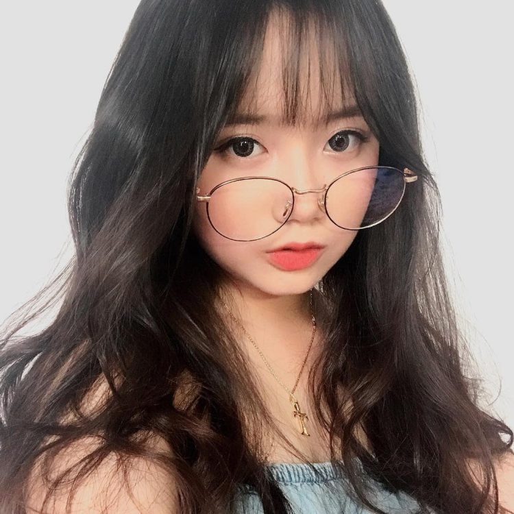 Ảnh cô gái trẻ trung đeo kính cute tạo dáng