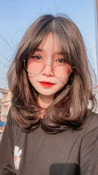 Ảnh con gái xinh đeo kính cận mỉm cười nhẹ nhàng