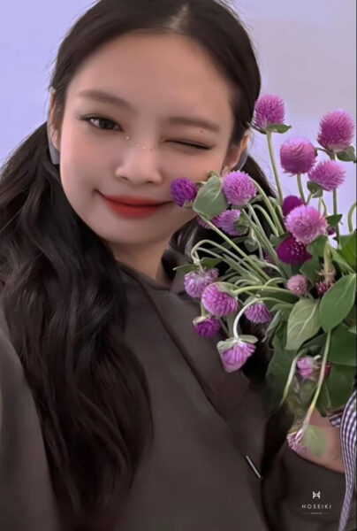 Ảnh Jennie BLACKPINK sang trọng với trang phục tối màu và thần thái cuốn hút.